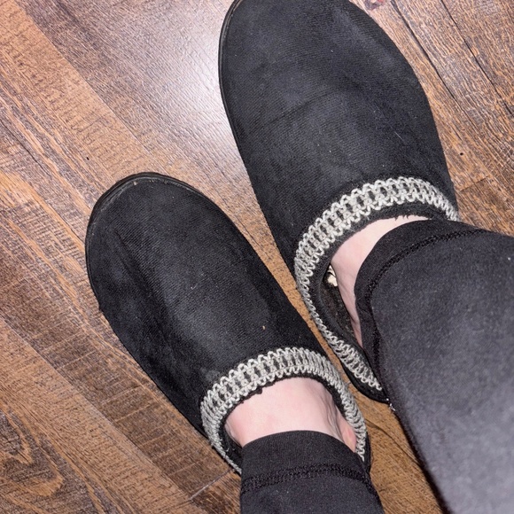 Black fuzzy slippers women’s size 8 - Picture 2 of 6